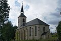 Kirche, Denkmale für die Gefallenen von 1870/71 und des Ersten Weltkrieges sowie Kirchvorplatz mit vierreihiger Allee