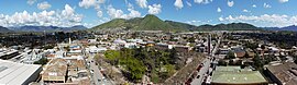 Die Plaza de Armas von Melipilla vom Aussichtspunkt eines Einkaufszentrums aus gesehen.