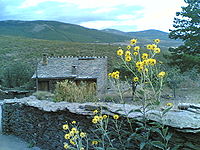 Muret et maison en schiste.