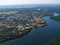 Flygfotografi över Strausbergs innerstad och Straussee