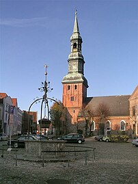 Torvet med Sankt Laurentius Kirke og brønd fra 1613