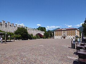 Mur de la ville et palais de l'archevêque sur la place Fiera.