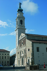 Bellunon katedraali Duomo di Belluno ja sen viereinen kellotorni (kampaniili).