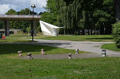 Domarring af granit i Rålambshovsparken med Elli Hembergs Sommerfugl af beton i baggrunden