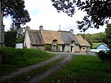 La même ferme rénovée du village de Saint-Éloi mais avec une couverture de chaume différente (photo prise à une date antérieure).