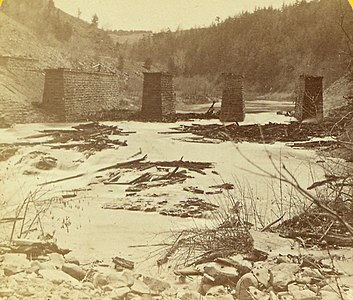 Fundamente der abgebrannten Brücke