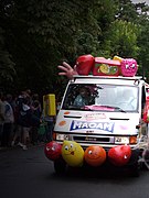 Distribution de bonbons sur le bord de la route.