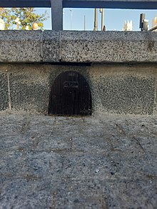 puerta muy pequeña en el zócalo de la entrada al metro. Es decorativa y tiene un pequeño cartelito que indica que se trata de la casa del Ratón Pérez