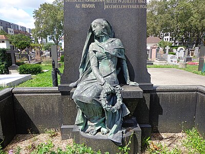 Statue (1909) d'un monument funéraire au cimetière Saint-Urbain de Strasbourg