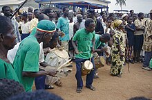 Mannen met trommels op jaarmarkt - Cape Coast - 20373101 - RCE.jpg