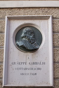 Carlo Lorenzetti, Monument à Garibaldi, médaillon en bronze ornant la façade du palais Toaldi Capra à Schio, premier monument dédié à Garibaldi[295].