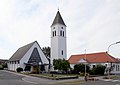 Evangelische Pfarrkirche Stoob, rechts daneben das ehemalige Pfarrhaus