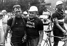 Tour de France 1936, 8e etappe Grenoble-Briançon. De Belg Sylvère Maes (links) is na de etappe van vandaag de nieuwe leider van het algemeen klassement; geheel rechts de nummer twee van het klassement, de Luxemburger Pierre Clemens. Briançon, 16 juli 1936.