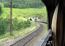 Vlak vstopa v predor Circum-Baikal zahodno od Kultuka, Irkutska Oblast