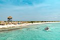 Op het strand aan de zuidwestkust van Klein Curaçao bevinden zich een aantal hutten voor de toeristen