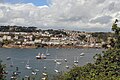 Fowey, son église, son château et ses quais au bord de sa ria.