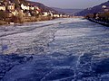 Das Neuenheimer Ufer mit der Villenbebauung am Hang des Heiligenberges, der Neckar zugefroren am 11. Februar 2012