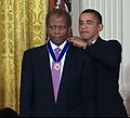 Sidney Poitier dekorowany Prezydenckim Medalem Wolności, 2009