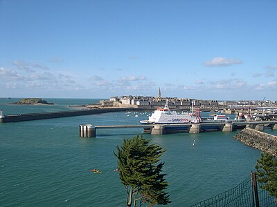 Terminal du Naye avec un ferry de Condor Ferries.