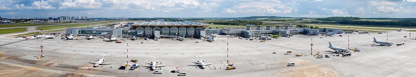 Panoramabild av nya terminalen på Pulkovos internationella flygplats.