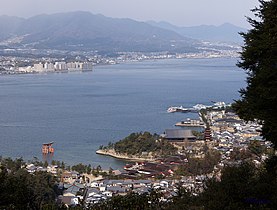 Widok z góry Misen na chram Itsukushima w dole i miasto Hatsukaichi na przeciwnym brzegu