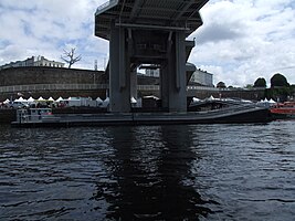 Pont Gueydon ouvert sous le pont de Recouvrance.