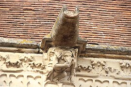 Détail d'une autre sculpture dénommée marmouset, qui se tient le menton et comportant une gargouille au-dessus