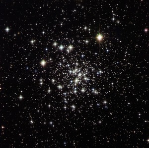 Aufnahme des Kugelsternhaufens NGC 6535 mithilfe des Hubble-Weltraumteleskops