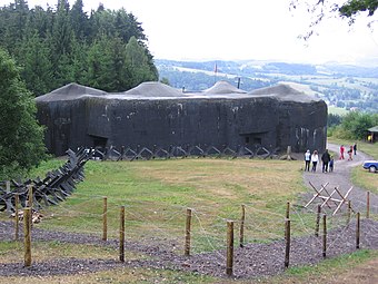 Bloc T-St-S 73 Polom de l'ouvrage de Stachelberg, una casamata doble d'infanteria per a 3 metralladores, 2 canons antitancs de 47 mm i 5 fusells metralladors