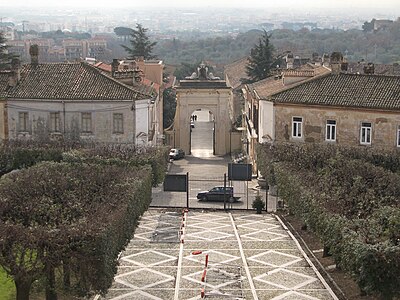 Vista da dietro dell'Arco Borbonico, l'accesso al Real Belvedere di San Leucio.