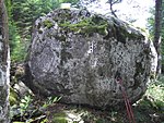 Felsmarch von 1584 auf zimmergroßem Felsen zwischen dem Klostergericht Benediktbeuern und dem Landgericht Tölz