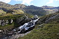 Der Beginn das Wasserfall, der den Auslass des Kares am unteren See bildet; hinten Zwilling und Großer Gnasen