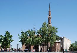 Ankara Hacı Bayram Camii - Sağda Augustus Tapınağı.