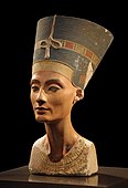 Bustul lui Nefertiti; 1352–1336 î.Hr.; calcar, ipsos și vopsea; înălțime: 48 cm; de la Amarna (Egipt); Neues Museum (Germania)