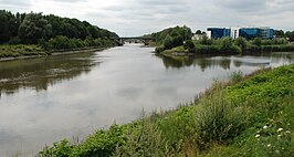 De Ringvaart (links op de foto) zoals ze hier in de Schelde stroomt die van Gent komt - vanaf een fietspad in Heusden met de brug van de N9 en Melle aan de overzijde