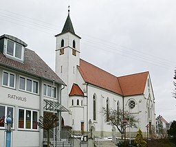 Kommunalhuset och en kyrka.