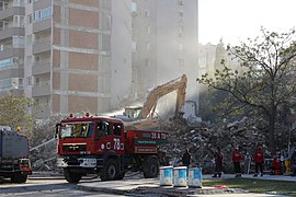 Removal of debris from the Yılmaz Erbek Apartman in November. Eleven people died.[84]