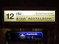 Diese Fallblattanzeige der S-Bahn Wien weist explizit auf eine sogenannte Einfachgarnitur hin, die nicht die gesamte Bahnsteiglänge ausfüllt