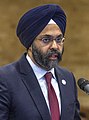 Ahli politik Sikh-Amerika Gurbir Grewal memakai serban