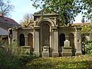 Grabstätte Engel, auf dem Friedhof