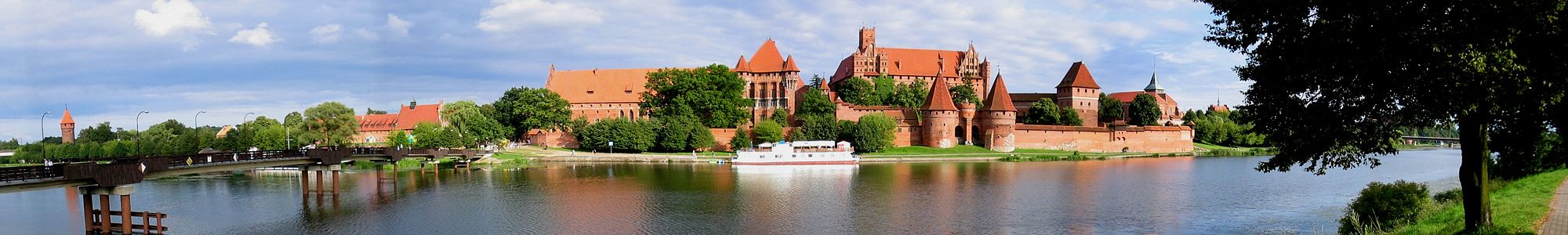 La panoramo de la kastelo Marienburg / Malbork en 2004