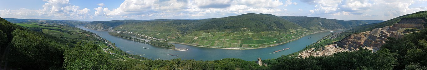 Ausblick vom Aussichtsturm Siebenburgenblick am Rheinburgenweg auf das Rheintal zwischen Trechtingshausen und Bacharach