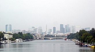 Vista de la Défense desde la pasarela coté Saint-Cloud