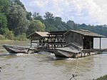 Een schipmolen (drijvende watermolen) in Slovenië