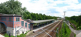 Links: Bahnhofsgebäude und S-Bahnsteig, rechts: Bahnsteig der Parkeisenbahn