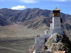 Yumbulagang, fortaleza que se considera la primera construcción edificada en Tíbet, y que habría sido fundada por su mitológico primer rey, Nyatri Tsenpo (hacia el siglo II a. C.)