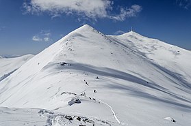 Vue du Pelister, à droite, avec le pic Ilinden à gauche.