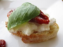 Sur une bruschetta caprese