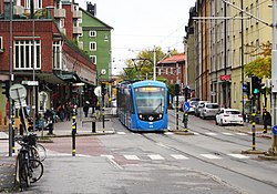 Gröndalsvägen med Tvärbanan vid Gröndals centrum och hållplatsen "Gröndal".