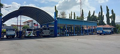 Tampak belakang shelter bus antarkota